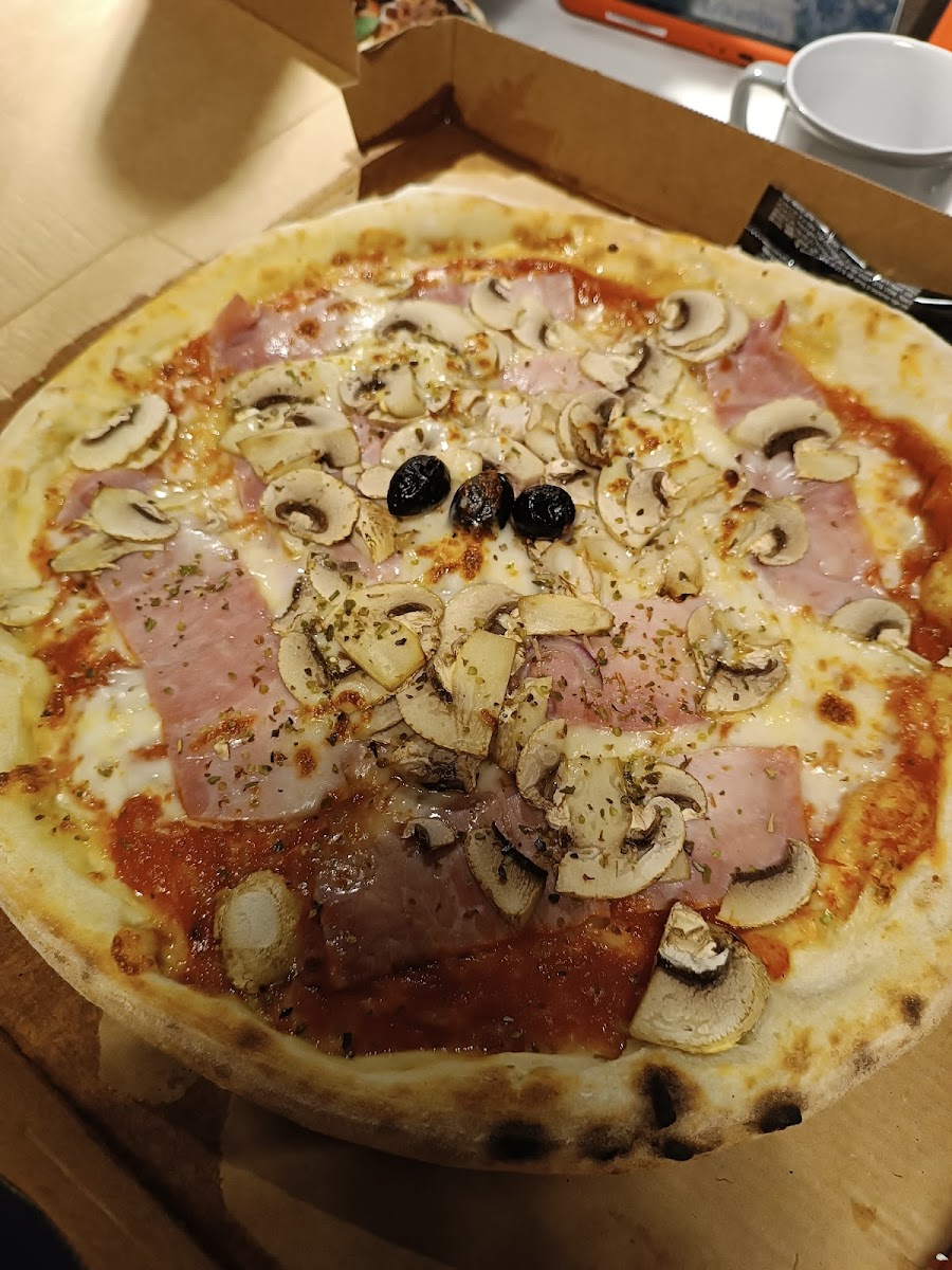 Aaron Pizza-10