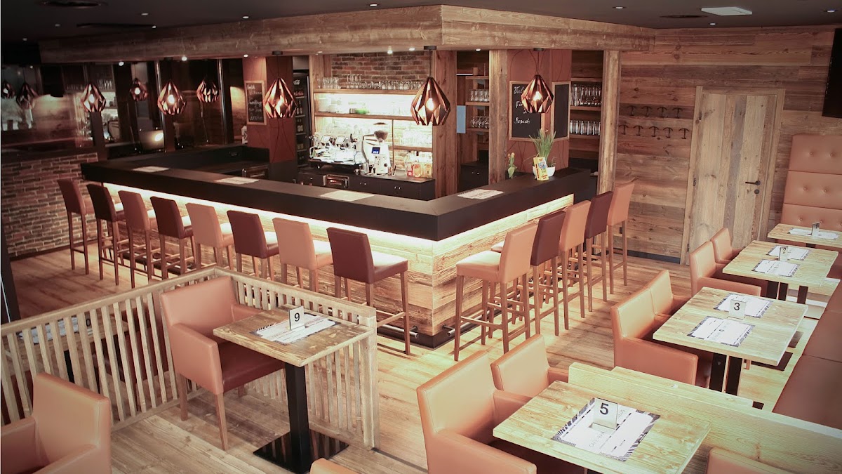Amadeus - Cafe & Bar