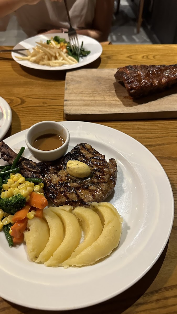 Arena Pub & Restaurant-7