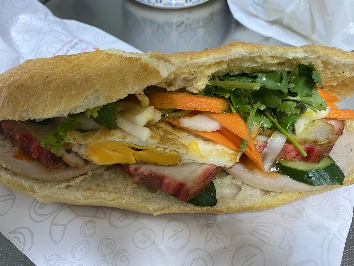 Banh Mi Ngon Ngon-5