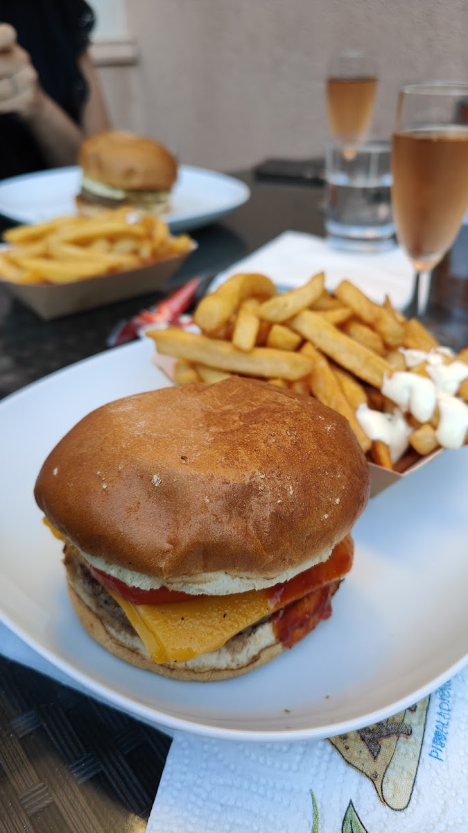 Barrio Burger & Pizza-7