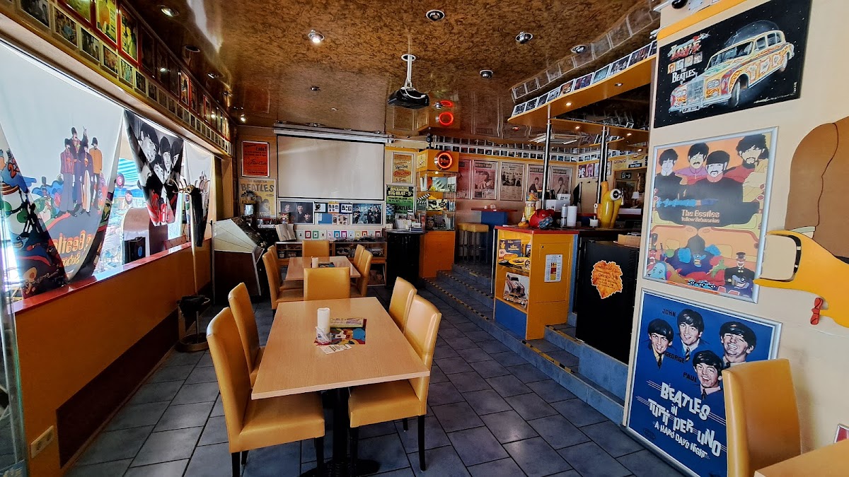 Beatles Museum & Yellow Submarine Café-4