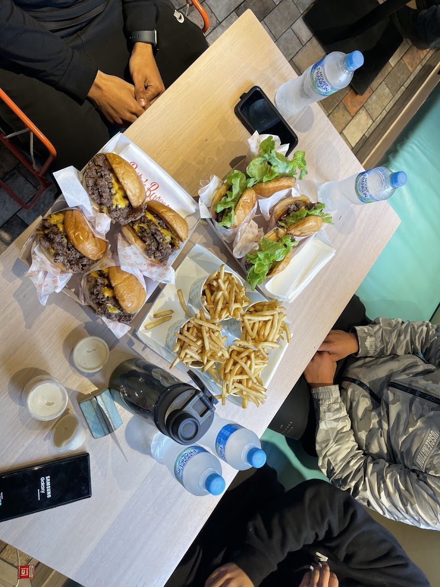 Betty's Burgers-6