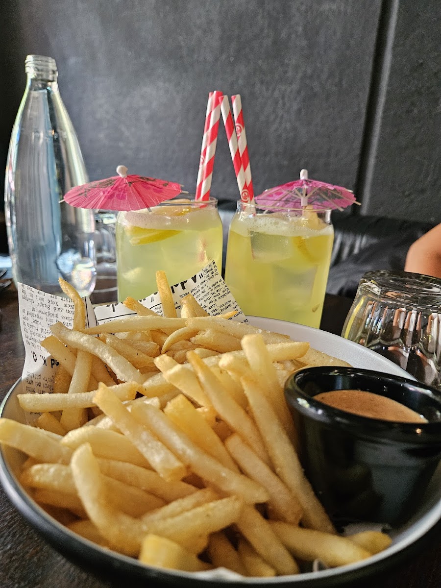 Blondie Bar-4