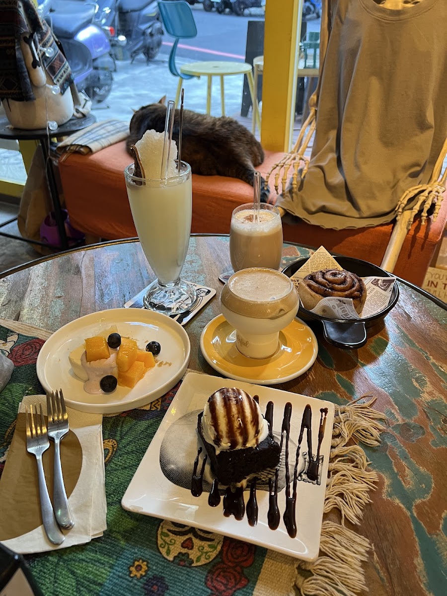 Born 2 Her Cafe-3