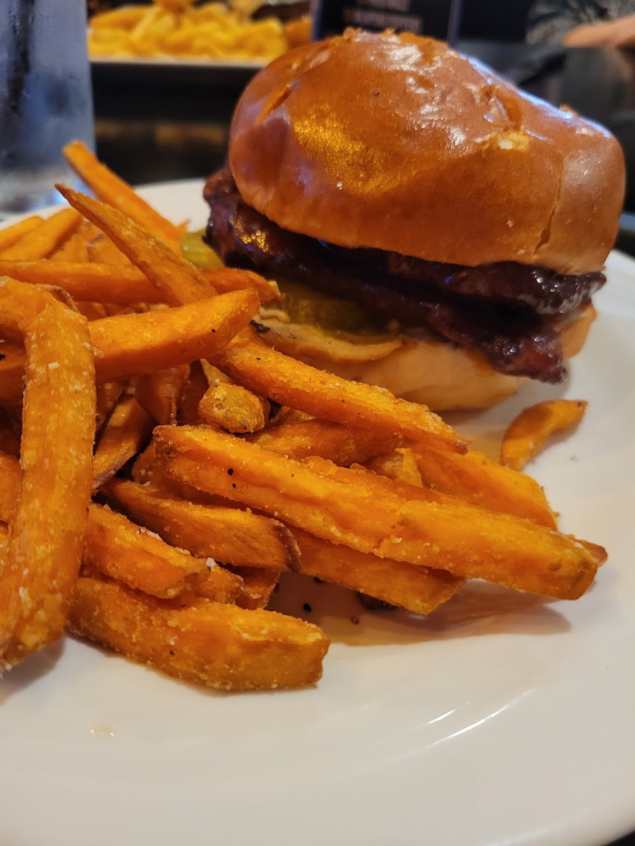 Brady's Pub & Restaurant-10