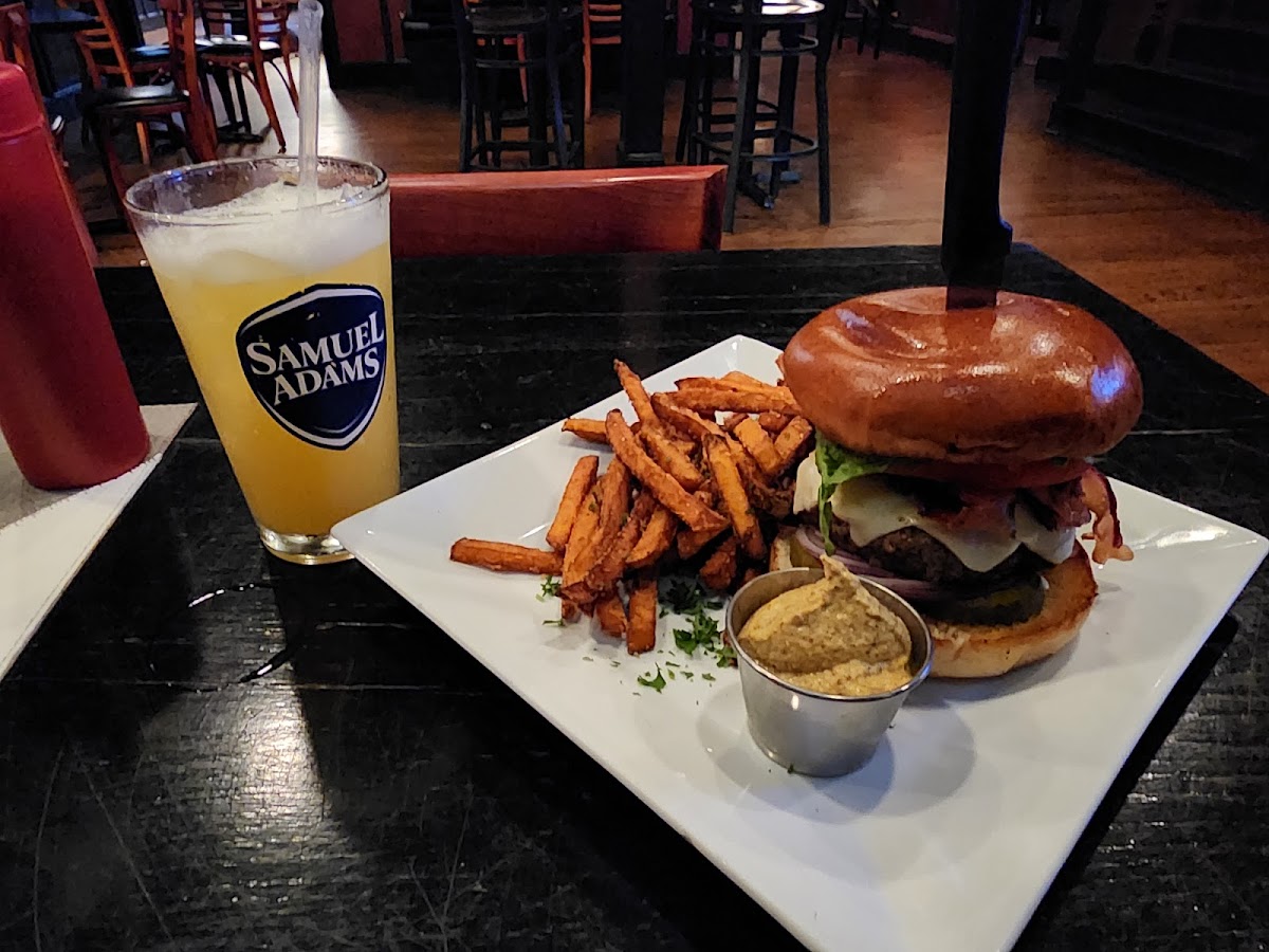 Brady's Pub & Restaurant-3