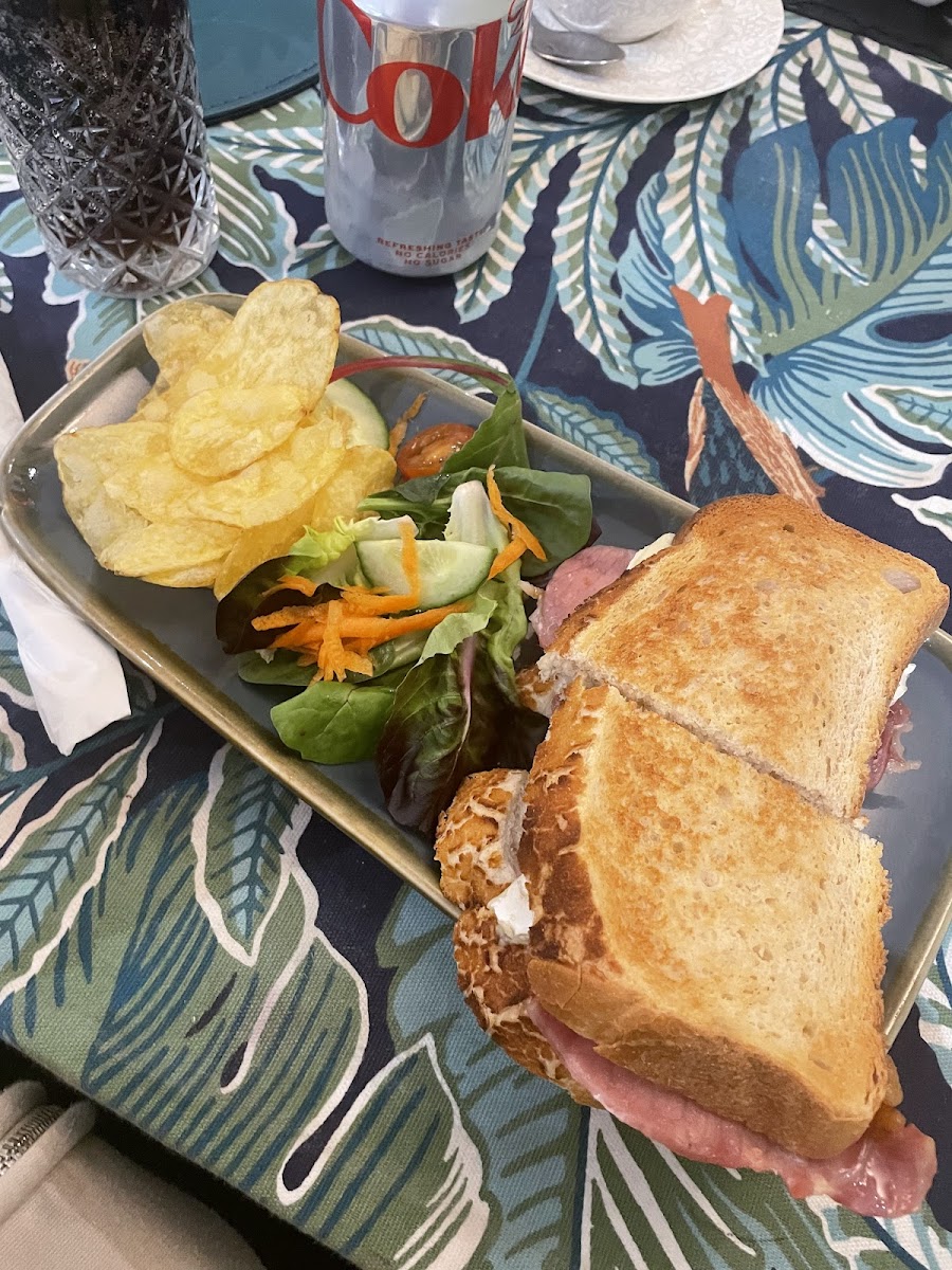 Cafe Des Amis-6