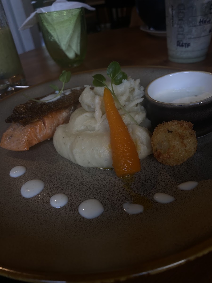 Chariot Restaurant & Bar-9