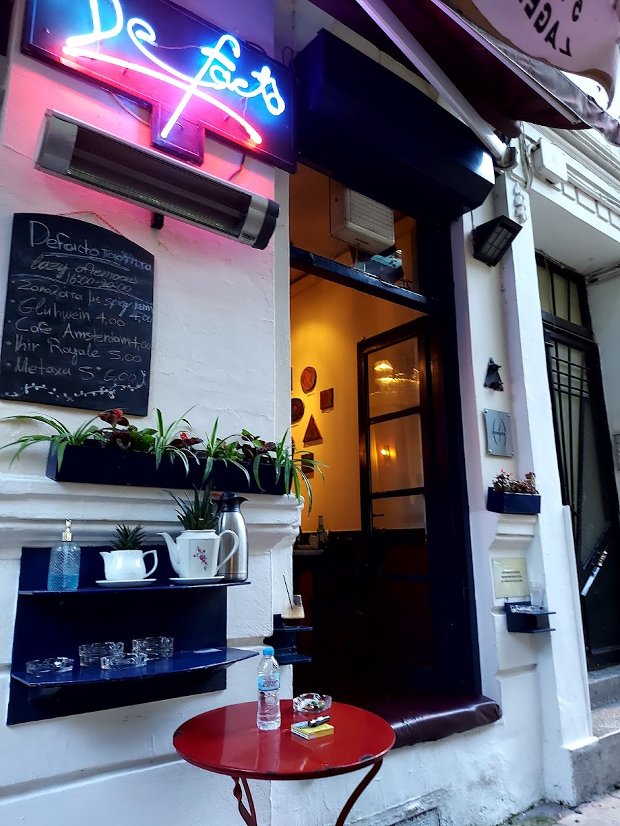 De Facto Café