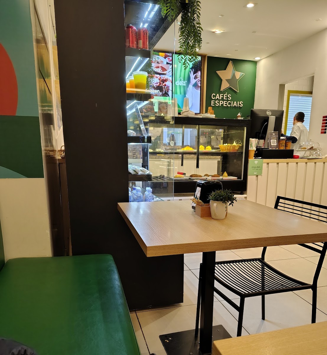 Deli - Sucos, Saladas, Cafés E Sanduíches-4