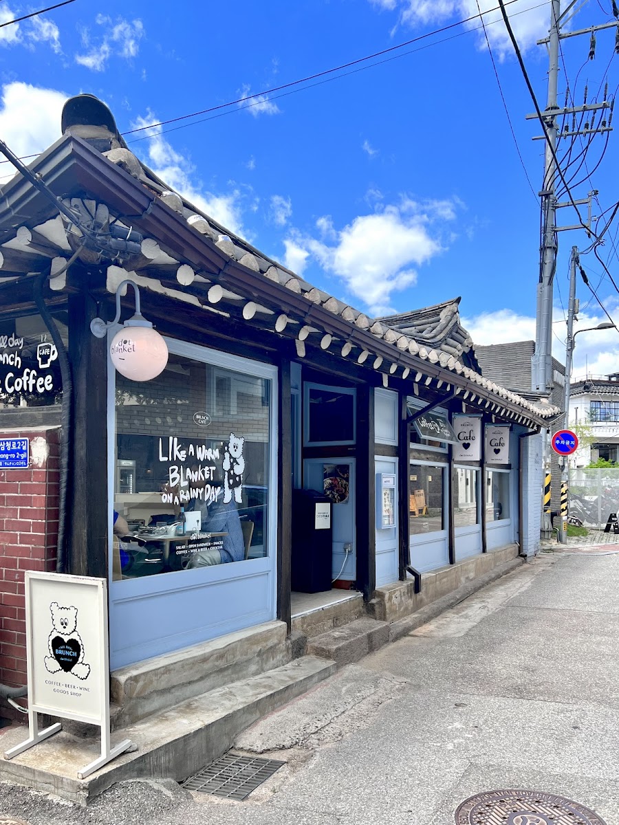 Dot Blanket Samcheong Hanok Branch