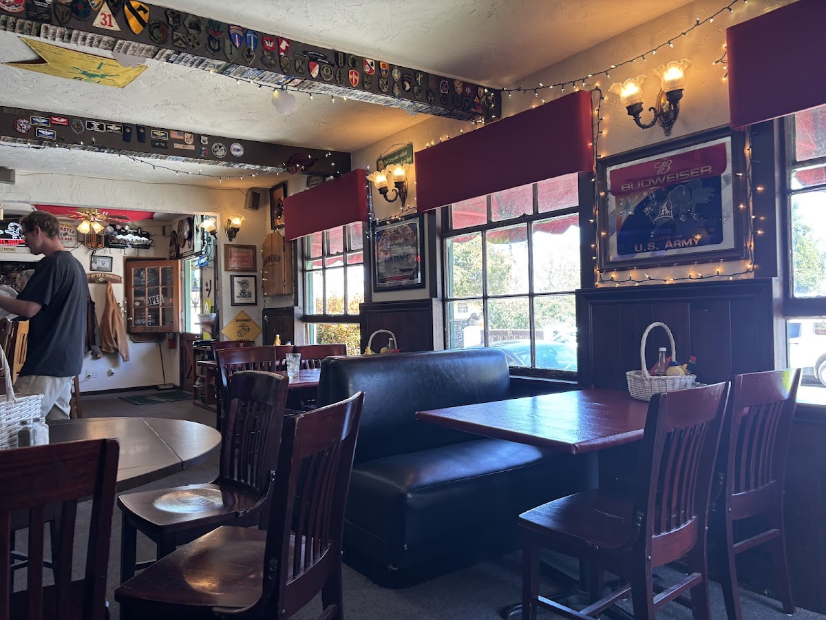 Duffy's Tavern & Family Restaurant-3