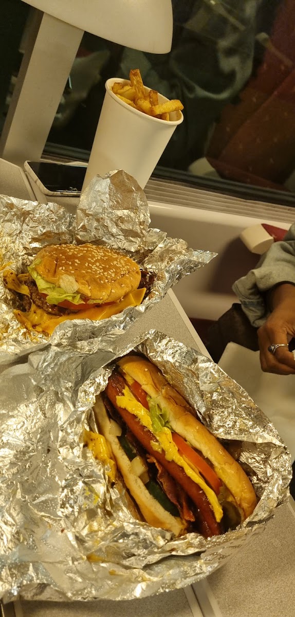 Five Guys Burgers And Fries Gare Du Nord-8