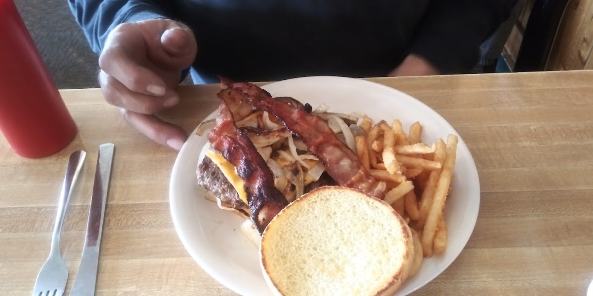 Freddie's Family Restaurant-9