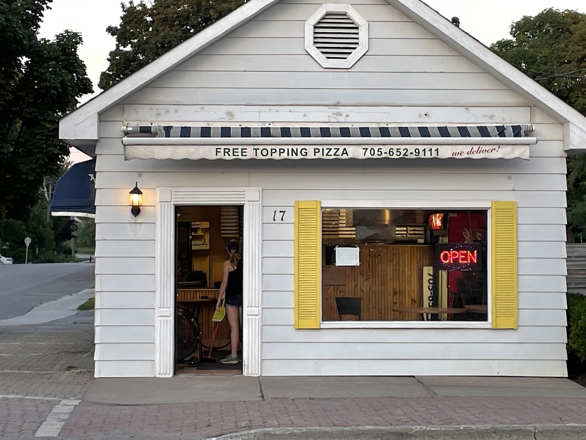 Free Topping Pizza-4