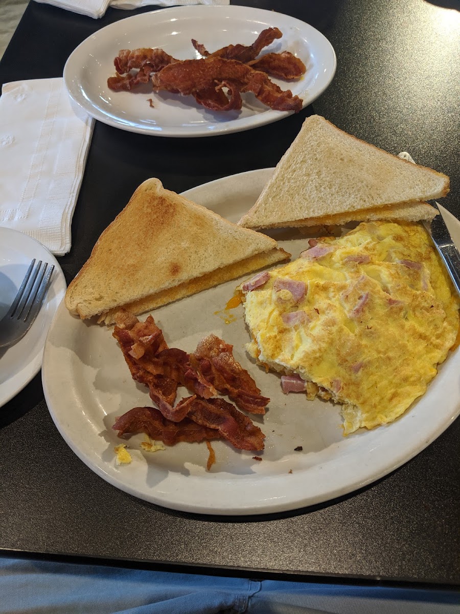 Goldie’S Deli & Restaurant-10