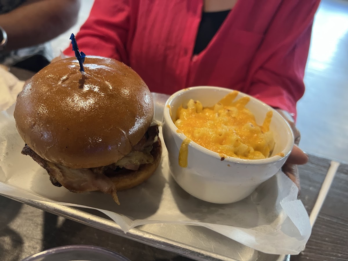 Gravity Smokehouse Brew & Que-4