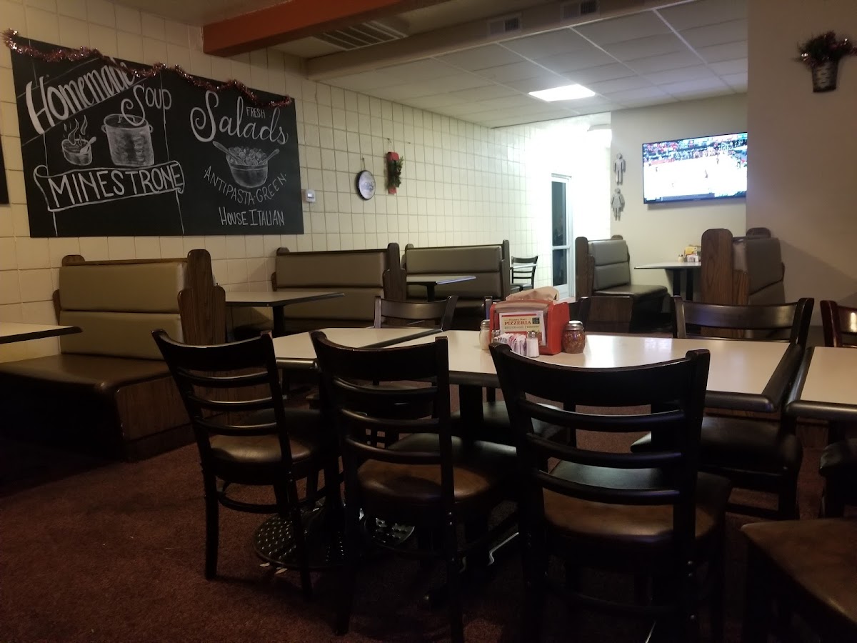 Grumpy Toms Pizzeria-3
