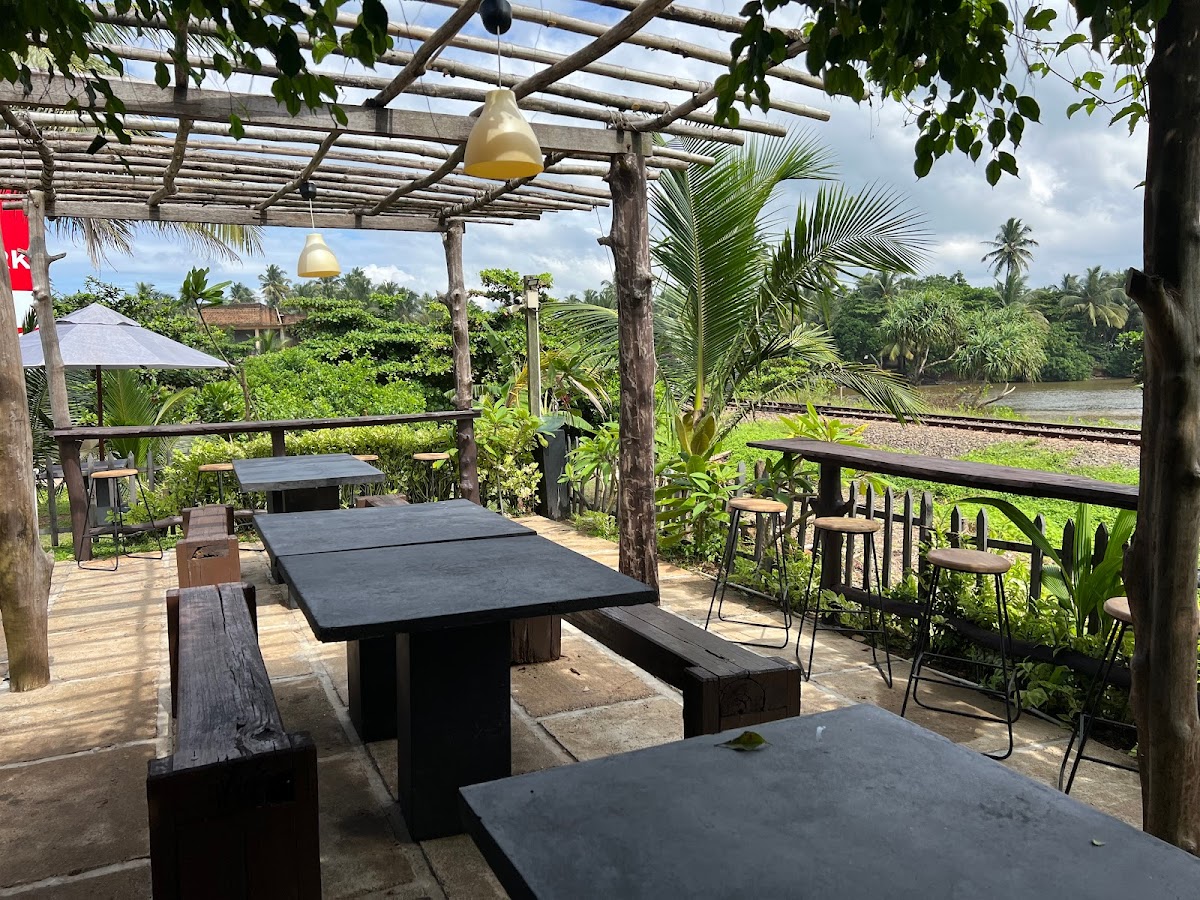 Hikka Bridge Café & Restaurant