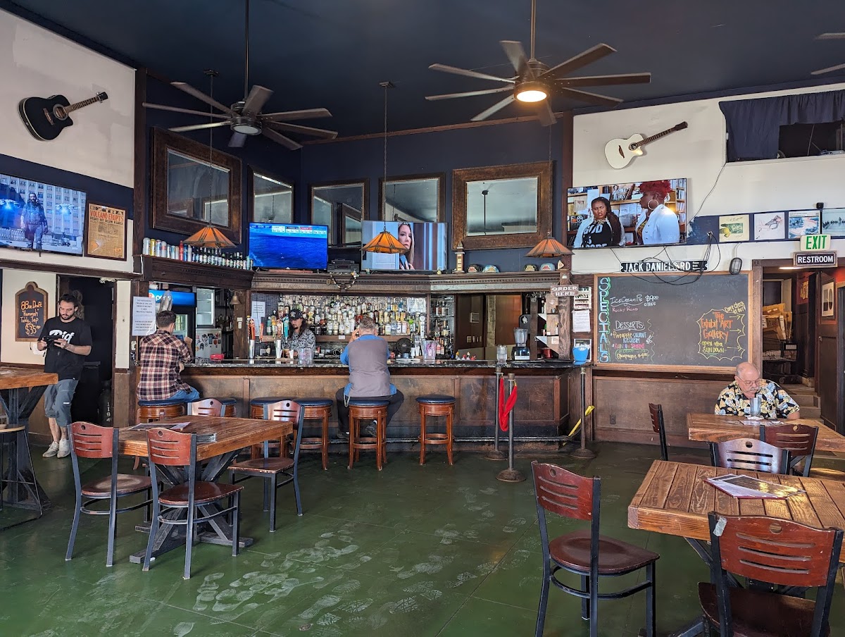 Hilo Town Tavern