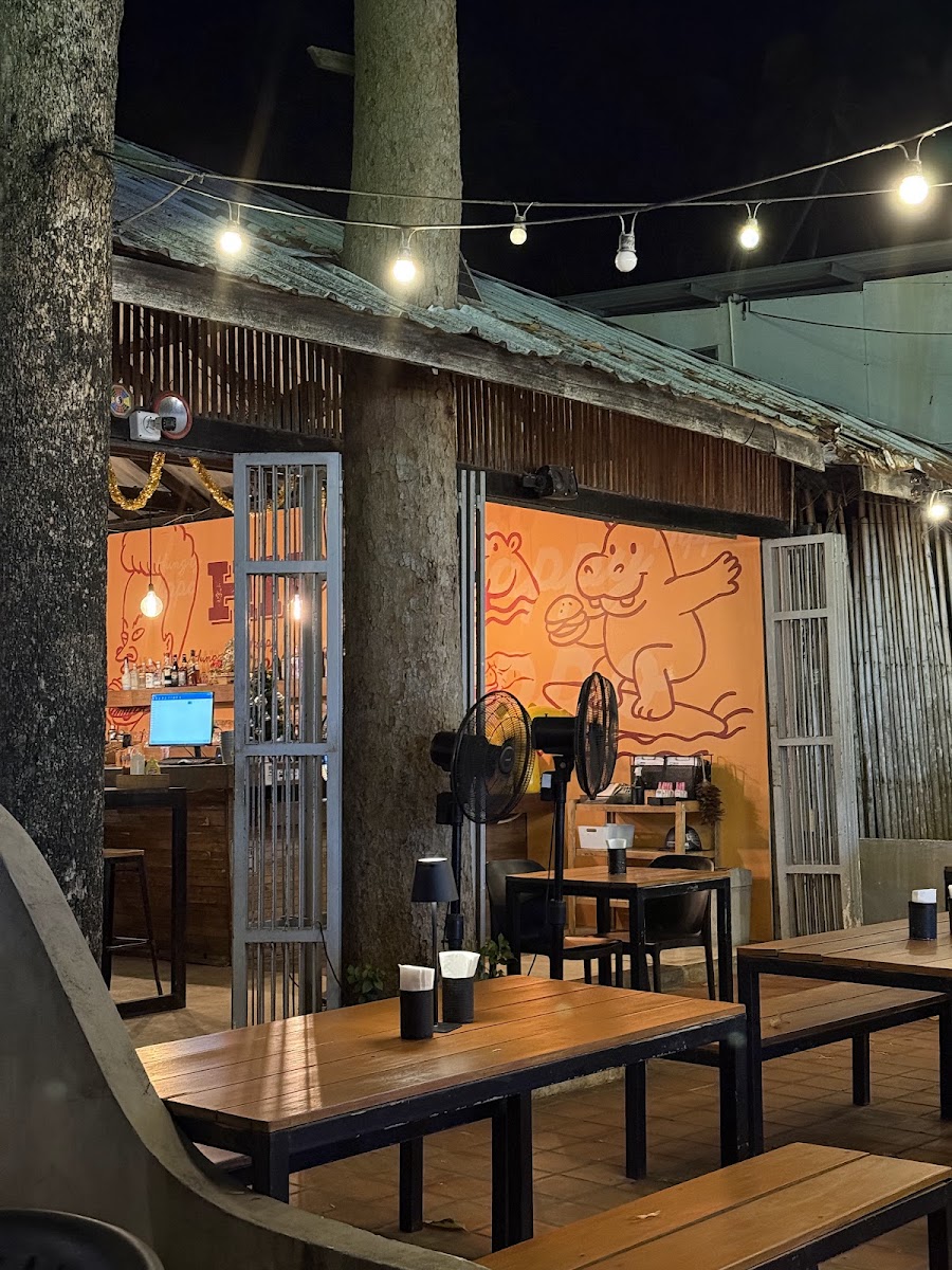 Hippo Burger Bistro-3
