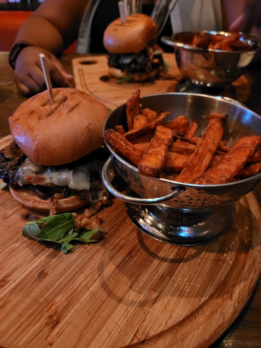 Houston Avenue Bar & Grill-8