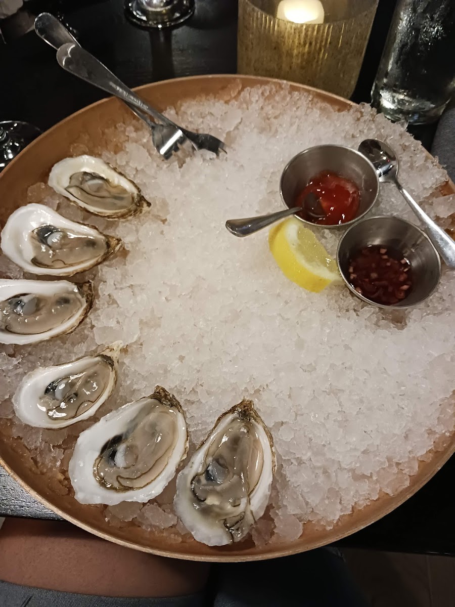 Hugo's Bar & Grill-6