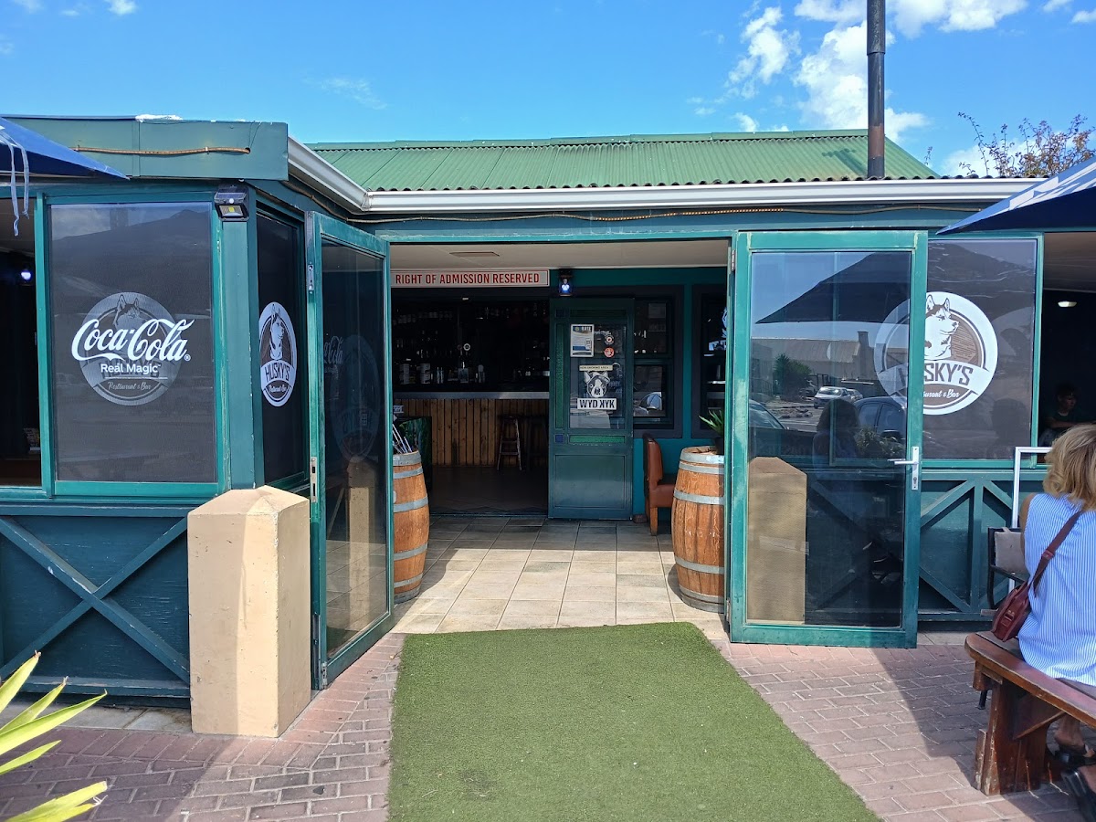 Husky's Restaurant & Bar-4