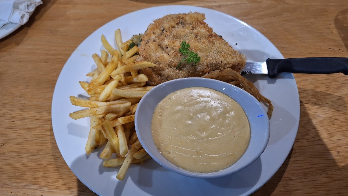 Husky's Restaurant & Bar-7