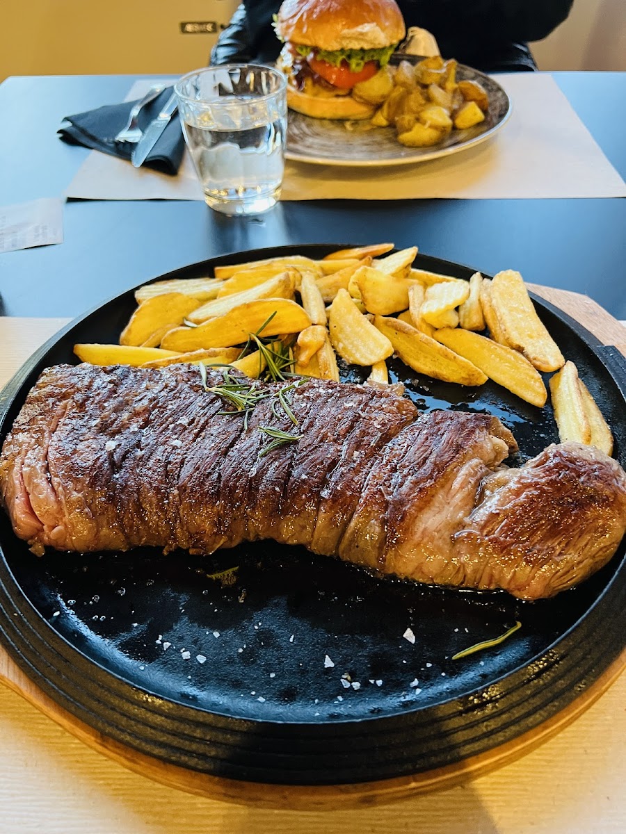 L’Ami Grill Restaurant & Pizza-7