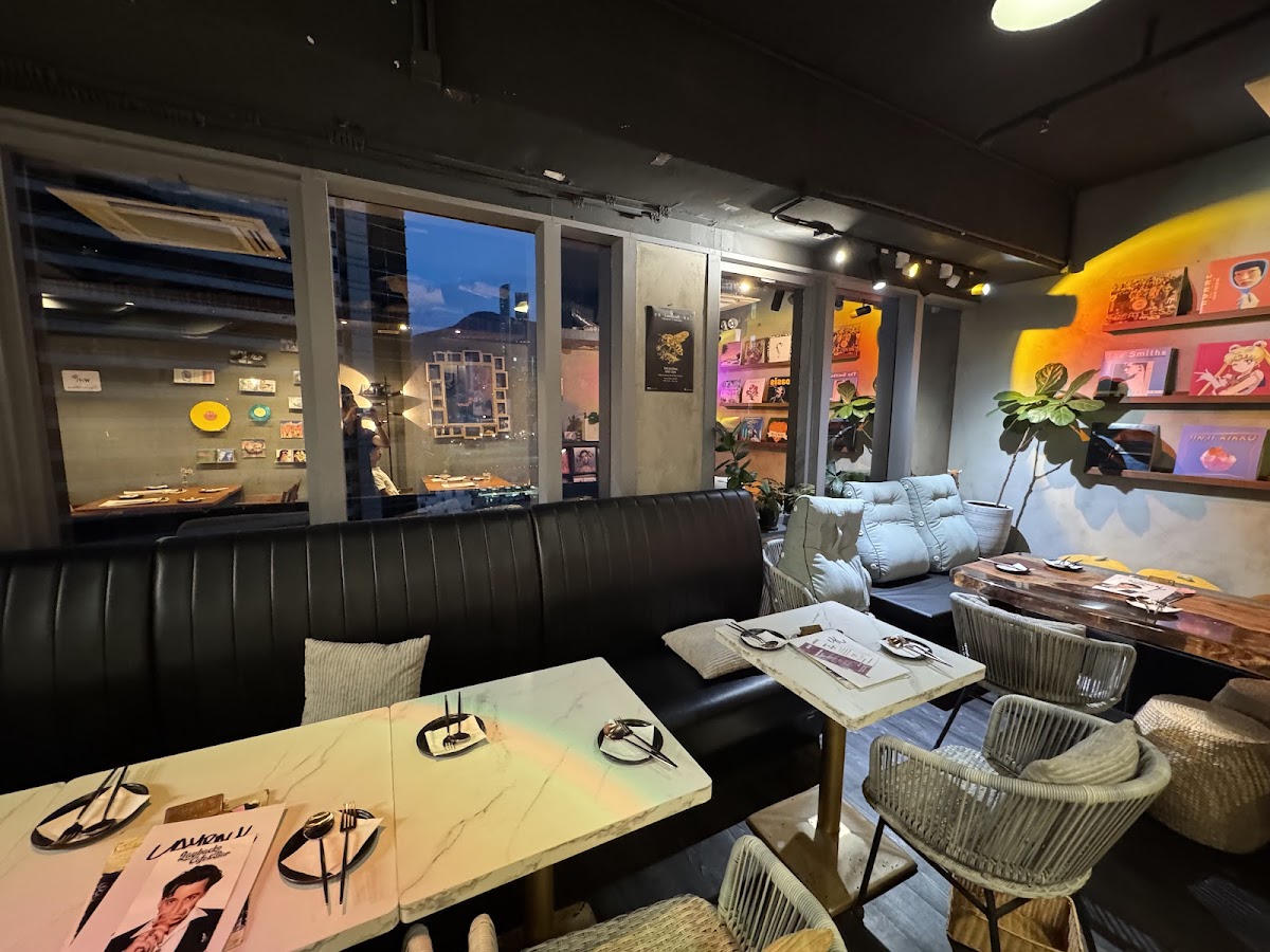 Layback Cafe & Bar-4