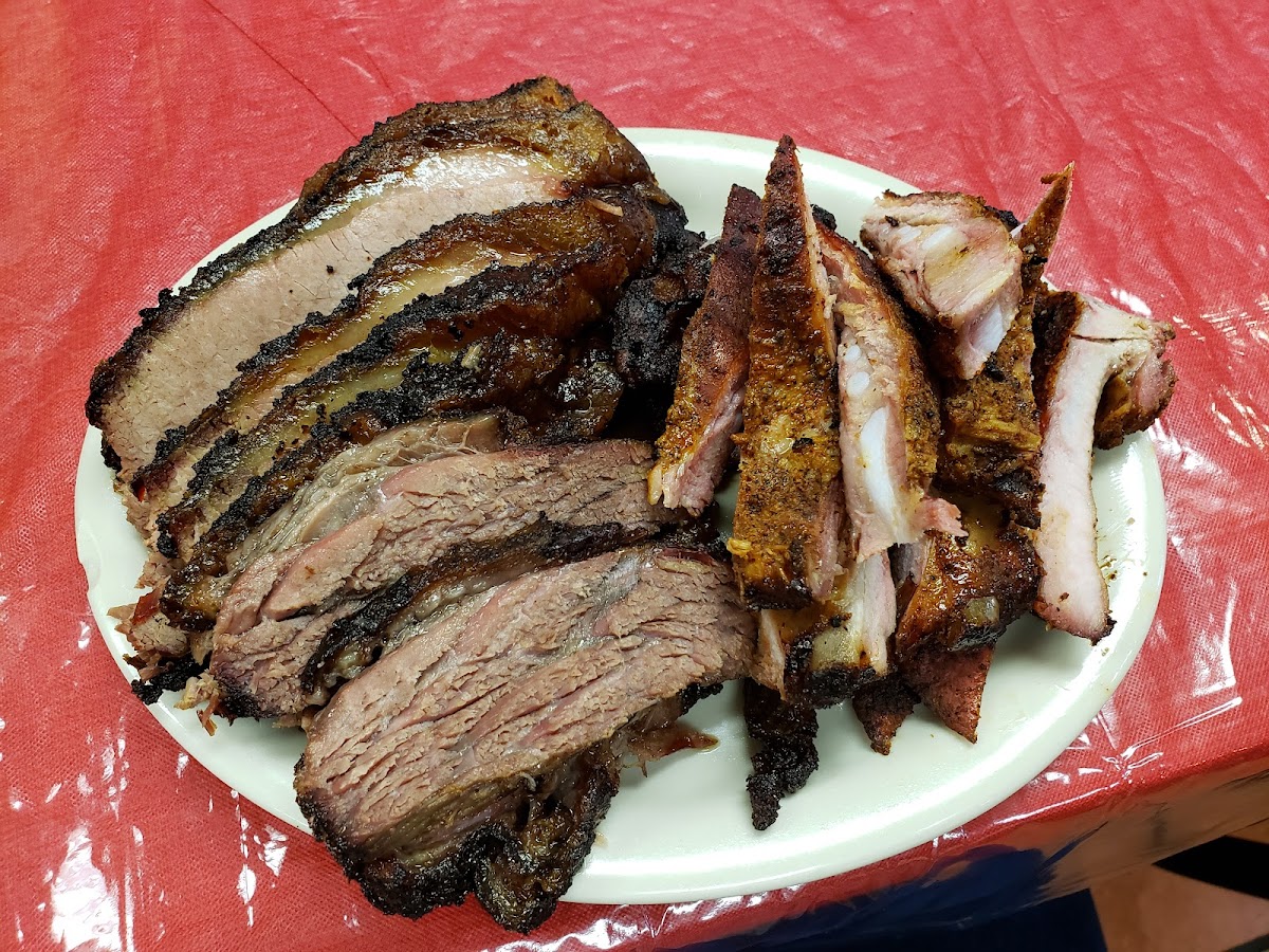 Leon's World Finest Bar-B-Que-5