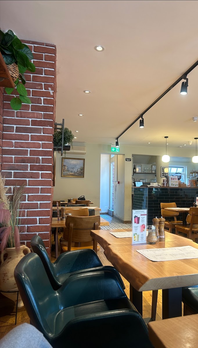 Lolo Cafe & Bistro ( Breakfast, Coffee, Lunch, Stevenage)