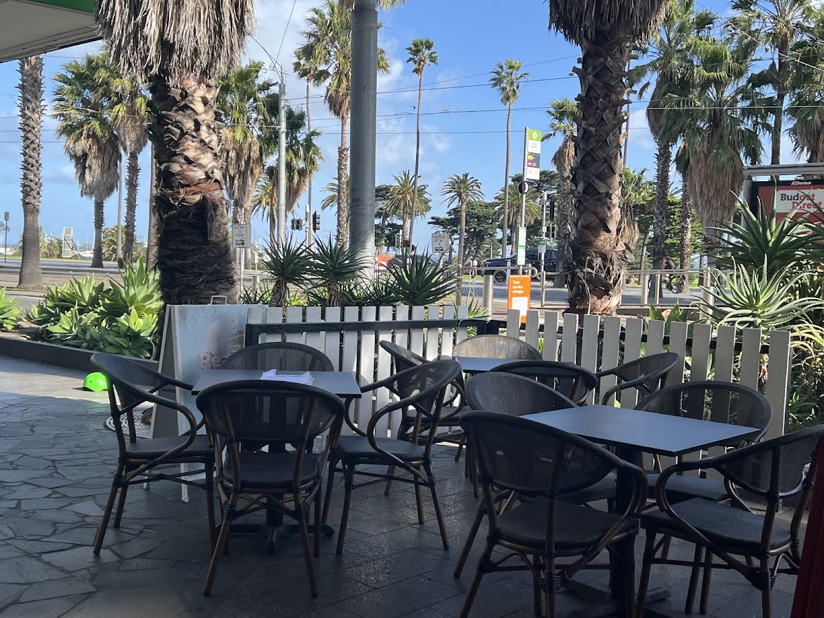 Manu's Cafe And Restaurant