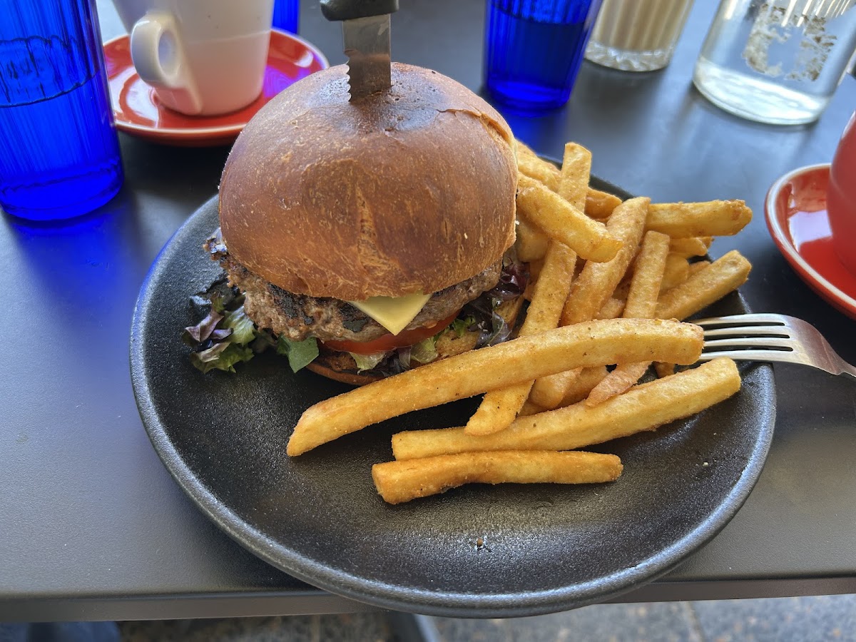 Manu's Cafe And Restaurant-4