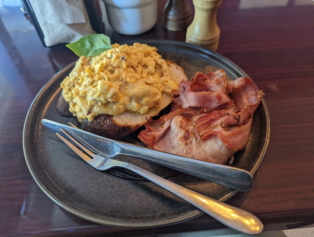 Manu's Cafe And Restaurant-9