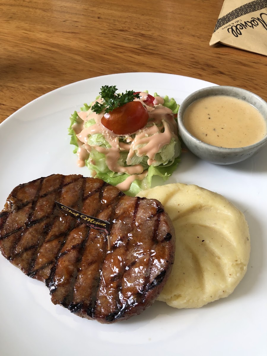 Maxwell Cafe & Resto Tasikmalaya-6