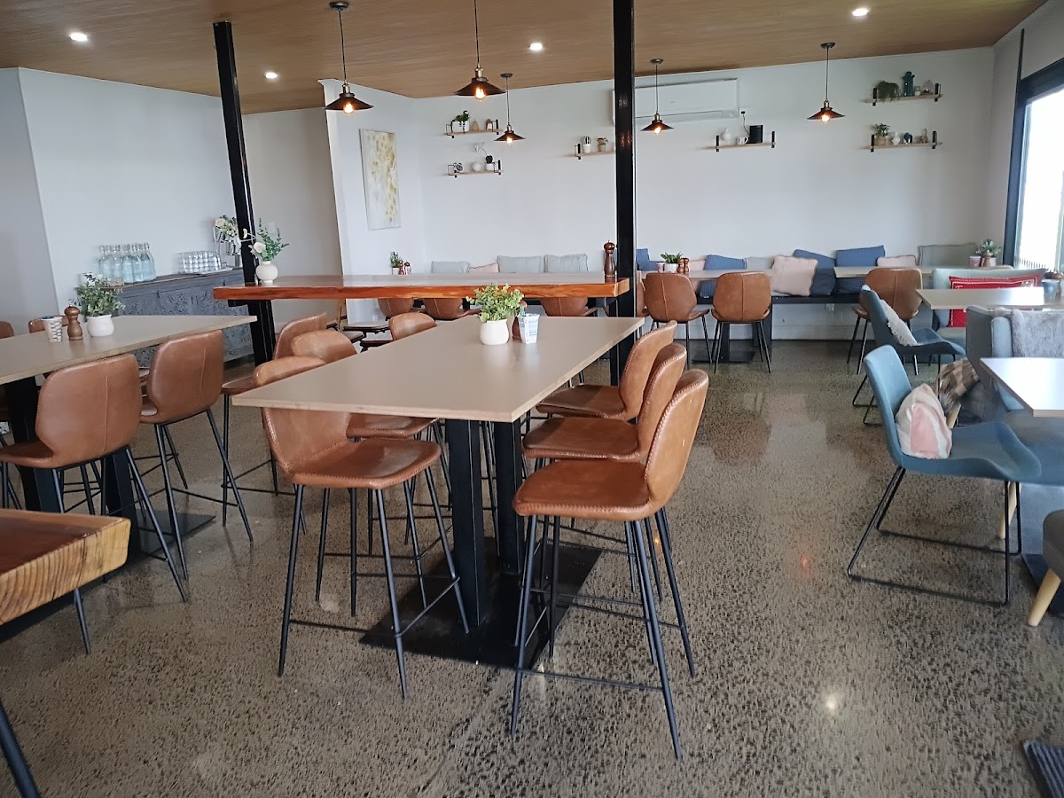 Maxx & Daisy's Eatery-3