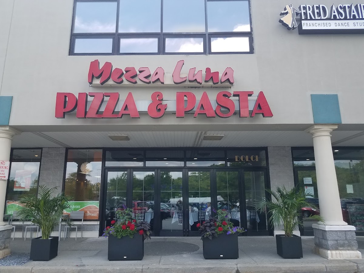Mezza Luna Pizzeria & Restaurant