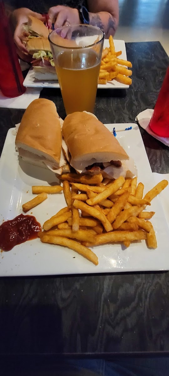 Mike And Monas Bistro - Us12-10