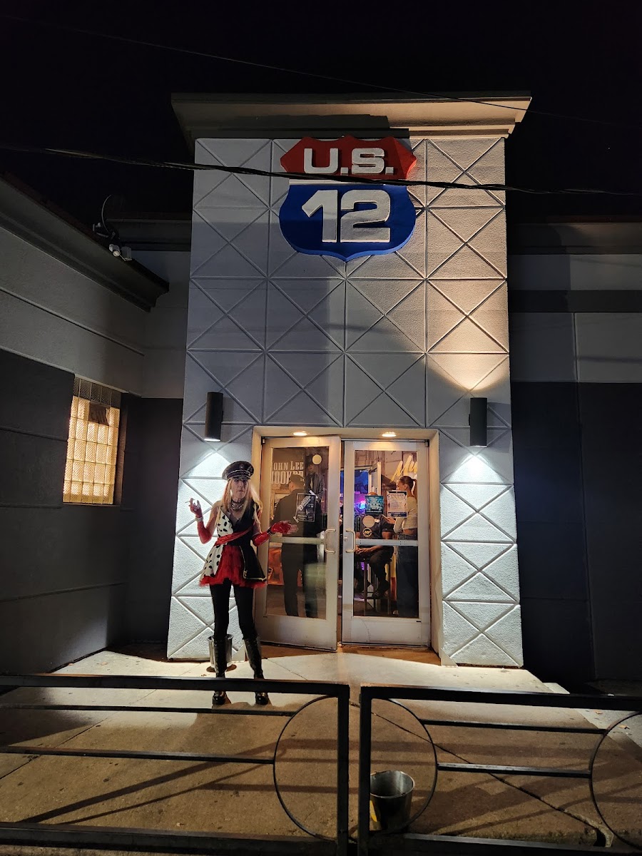 Mike And Monas Bistro - Us12-4