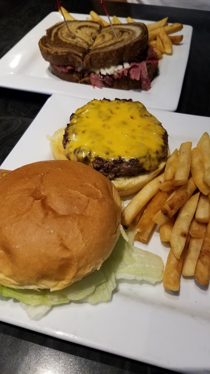 Mike And Monas Bistro - Us12-9