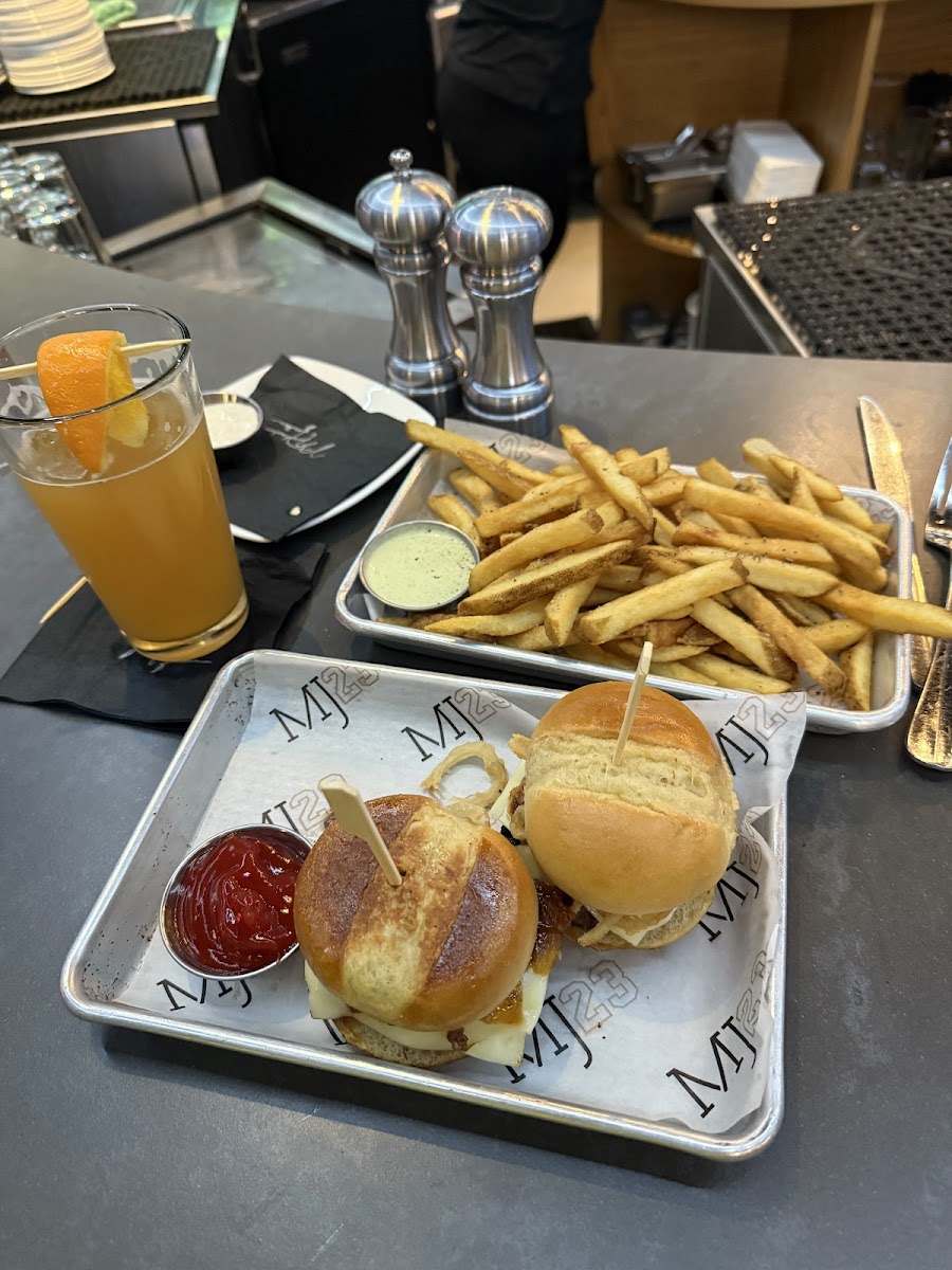 Mj23 Sports Bar & Grill-4