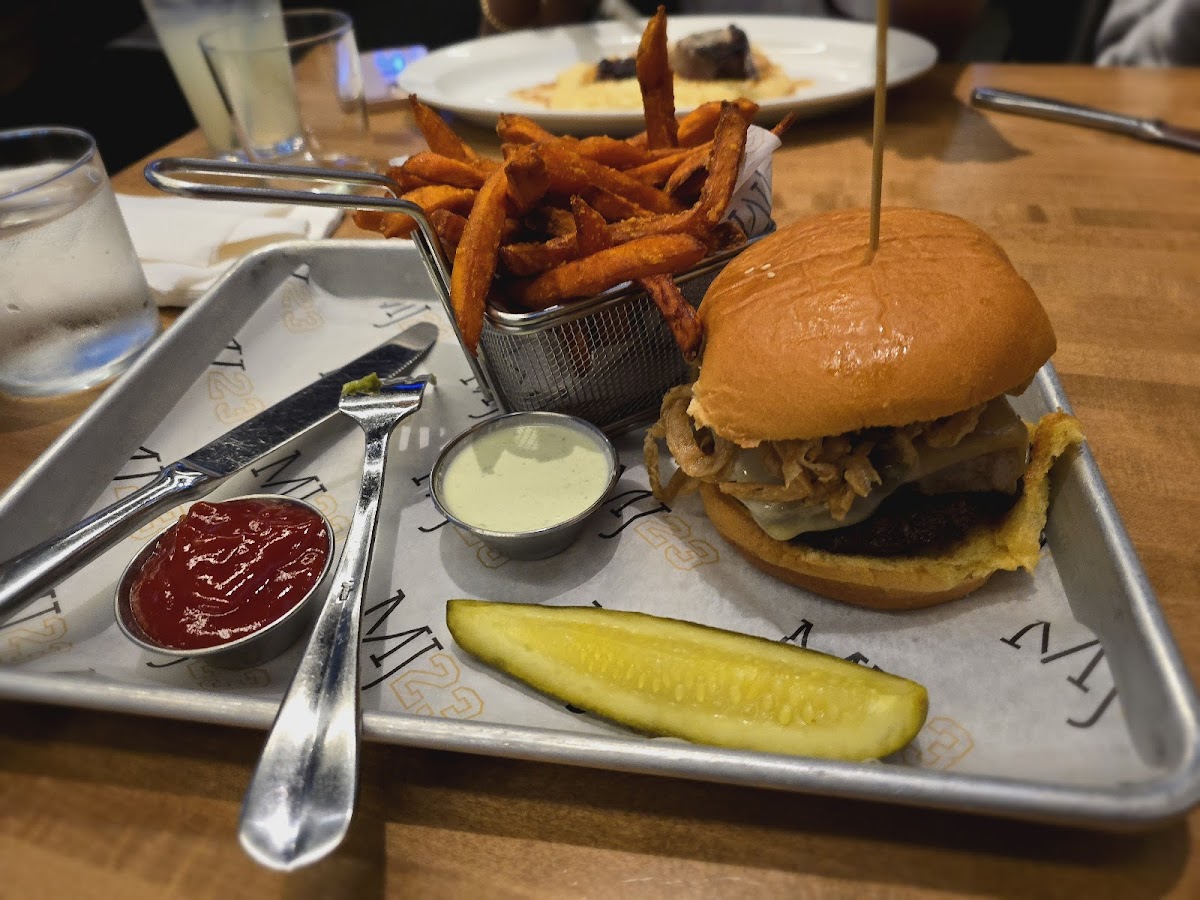 Mj23 Sports Bar & Grill-5