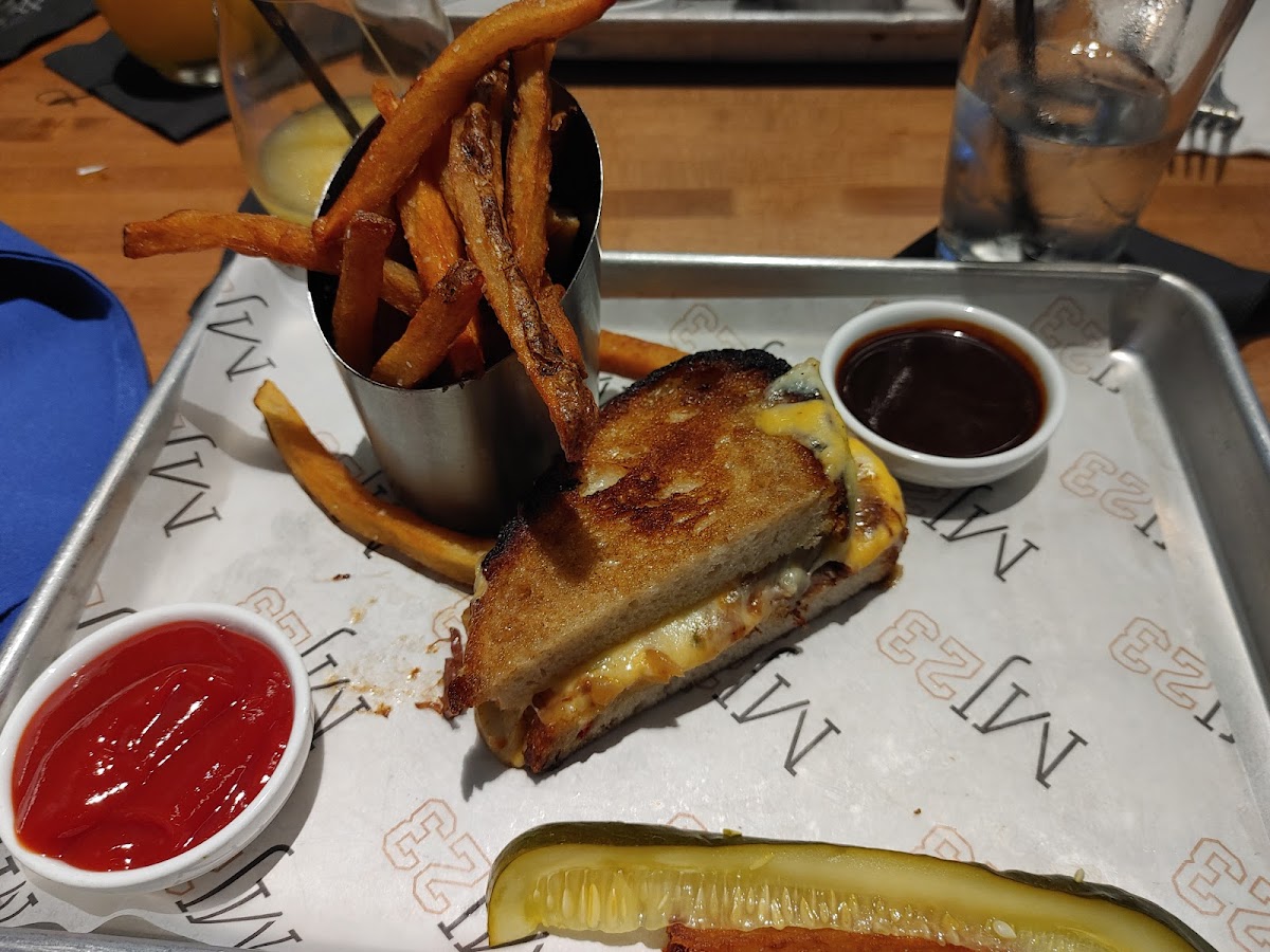 Mj23 Sports Bar & Grill-6