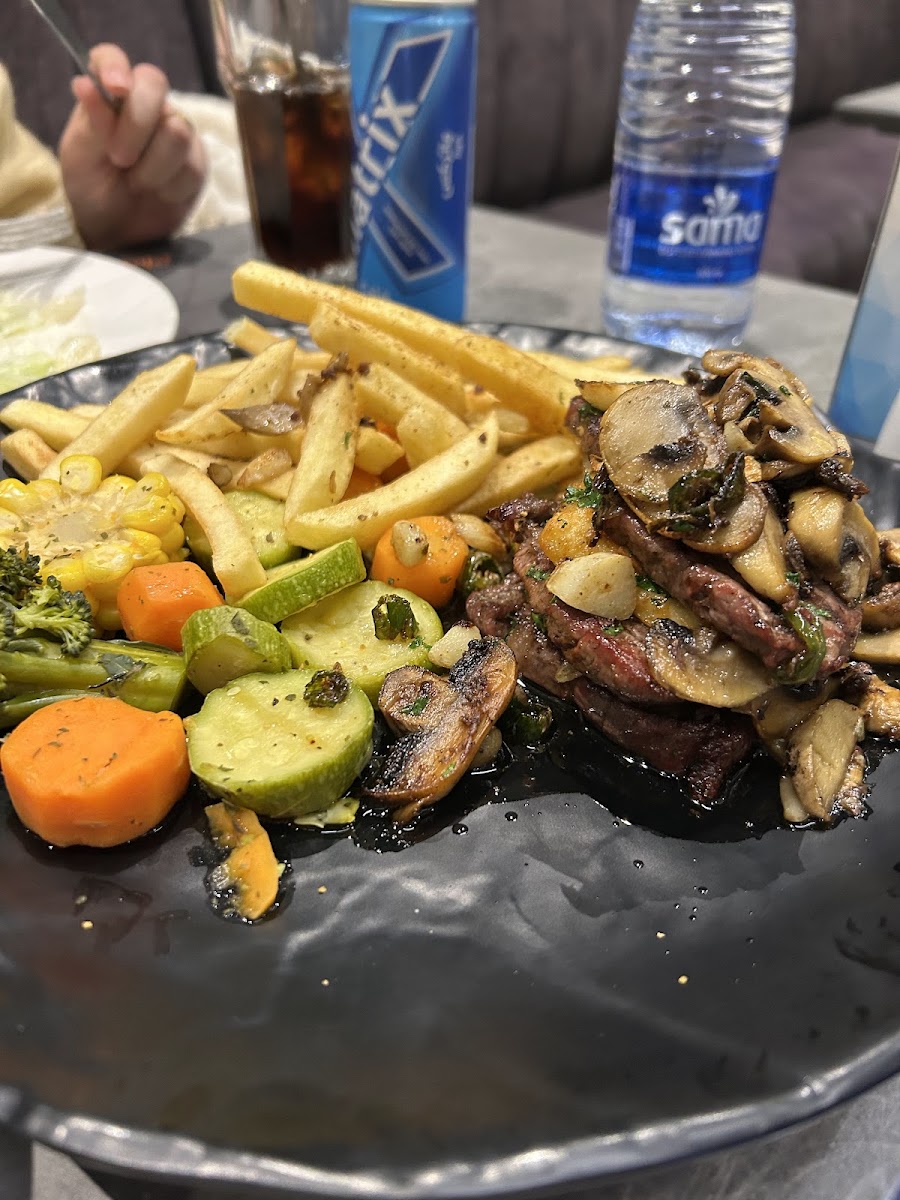 Mo's Resto-Lounge-6