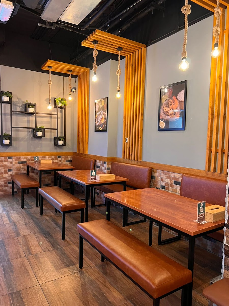 Off The Hook Seafood Restaurant - Airport Road