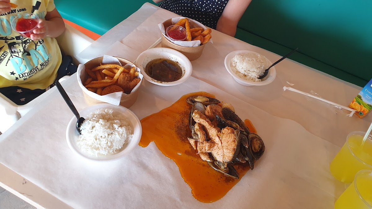 Off The Hook Seafood Restaurant - Airport Road-9