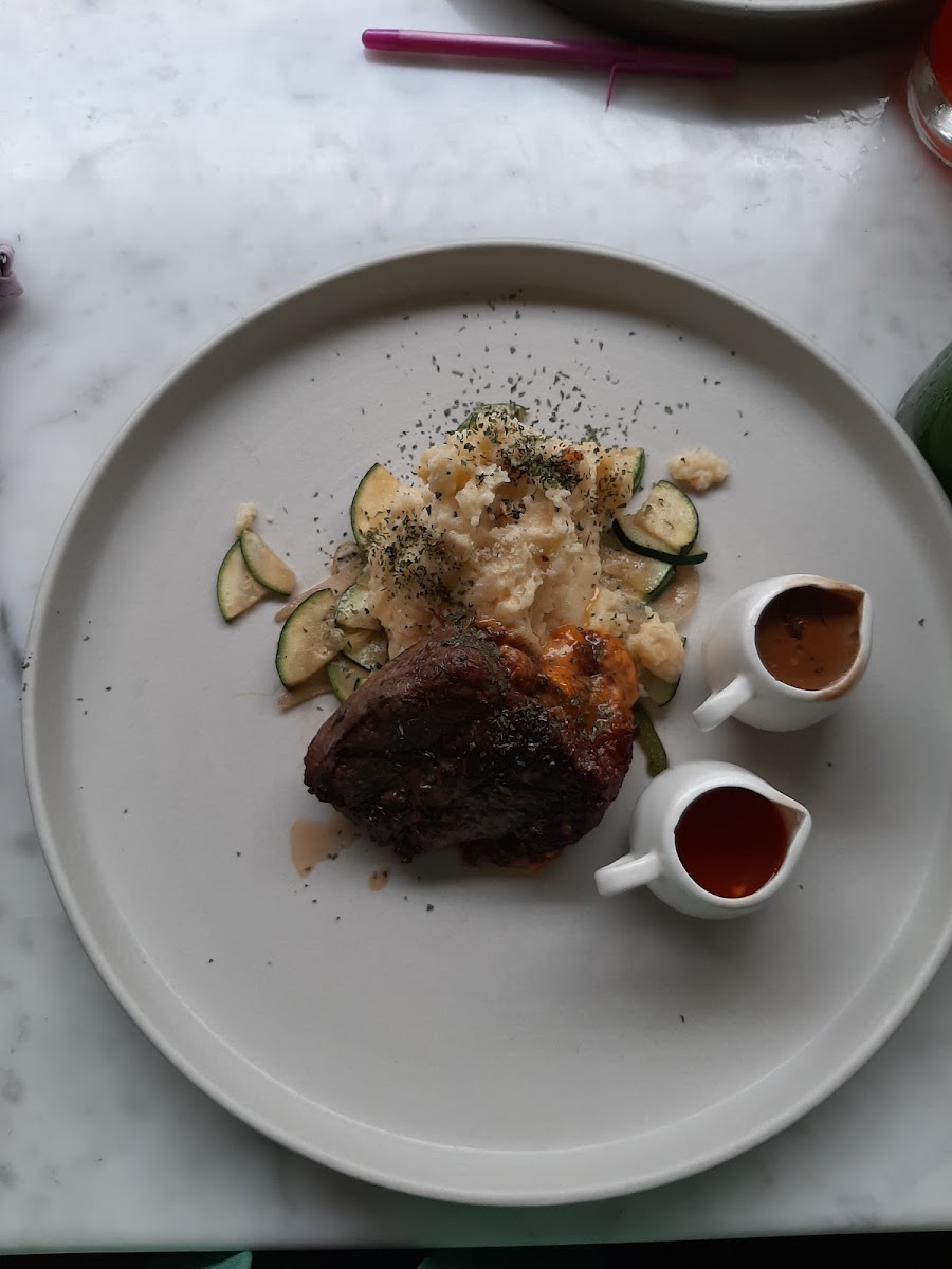 Oura - Cafe & Restaurant-10